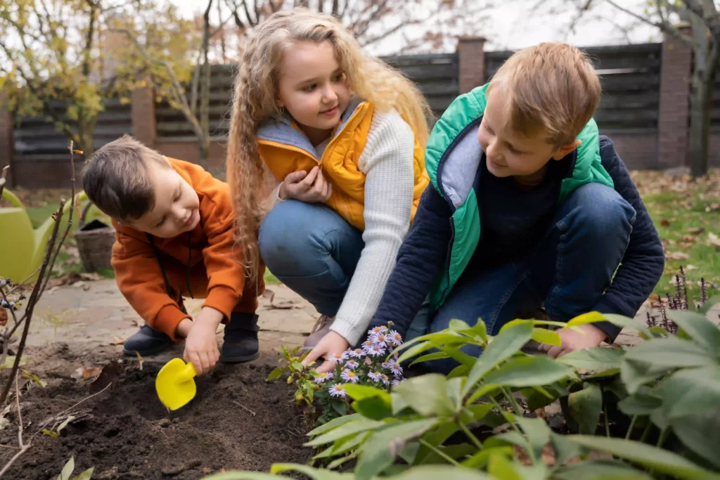 niños aprendiendo la importancia sobre la jardineria